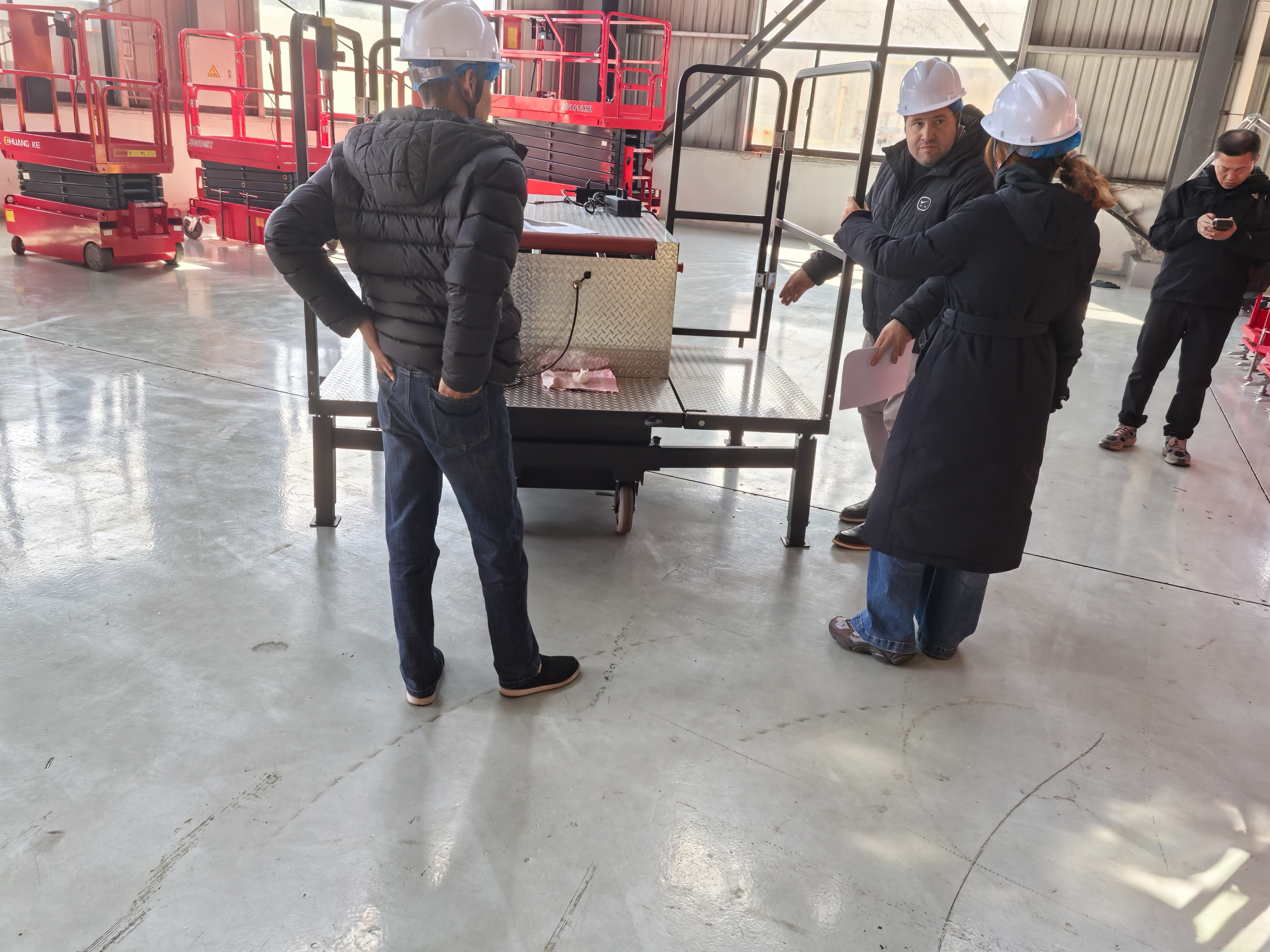Des clients brésiliens visitent Zhejiang Wizplus Smart Equipment Ltd. pour guider la production d'ascenseurs personnalisés
