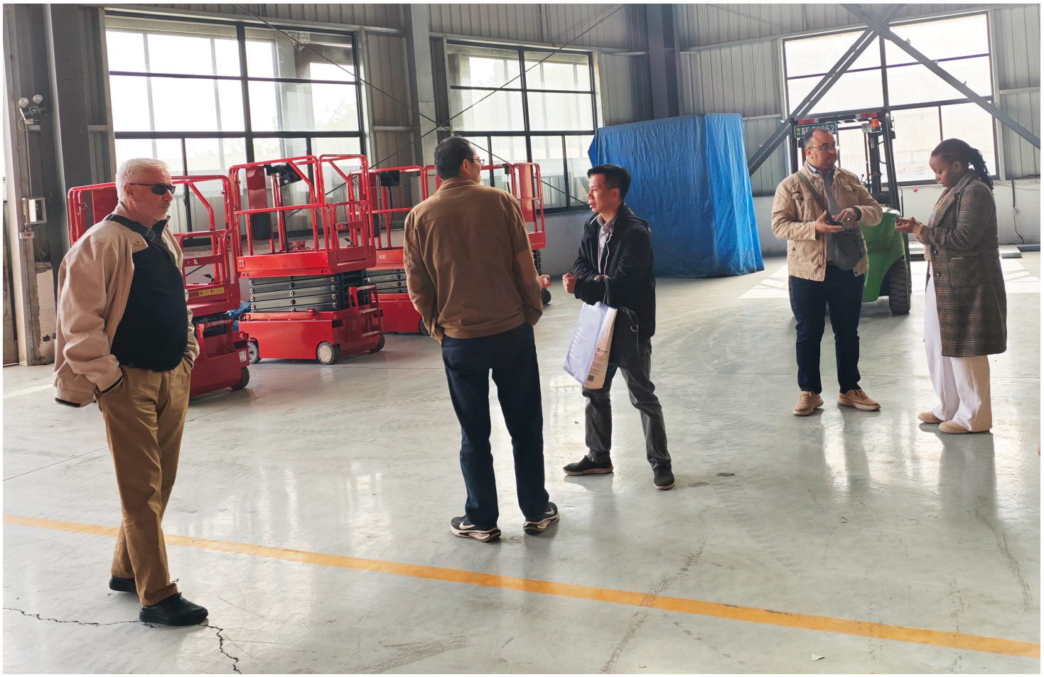 Une délégation de clients algériens visite Zhejiang Wizplus Smart Equipment Ltd et loue la sécurité et les technologies avancées des plates-formes élévatrices